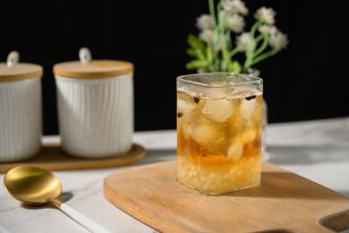 桌面上的杯子里的美味可口的冰蜜桃乌龙茶