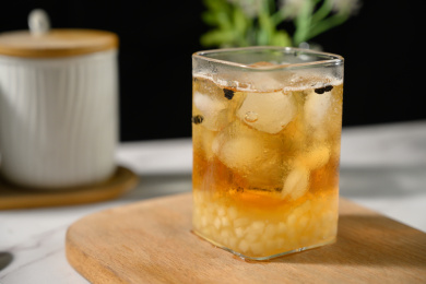 桌面上的杯子里的美味可口的冰蜜桃乌龙茶