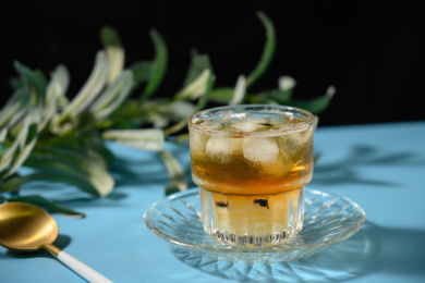 桌面上的杯子里的美味可口的冰蜜桃乌龙茶