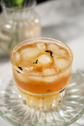 桌面上的杯子里的美味可口的冰蜜桃乌龙茶