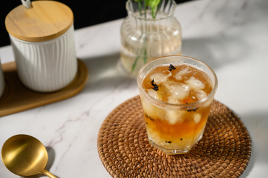 桌面上的杯子里的美味可口的冰蜜桃乌龙茶