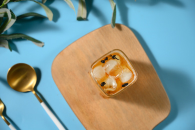 桌面上的杯子里的美味可口的冰蜜桃乌龙茶