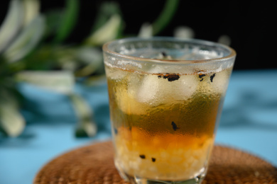 桌面上的杯子里的美味可口的冰蜜桃乌龙茶