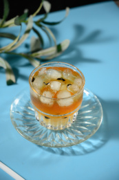 桌面上的杯子里的美味可口的冰蜜桃乌龙茶