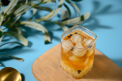 桌面上的杯子里的美味可口的冰蜜桃乌龙茶