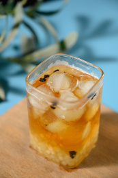 桌面上的杯子里的美味可口的冰蜜桃乌龙茶