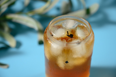 桌面上的杯子里的美味可口的冰蜜桃乌龙茶