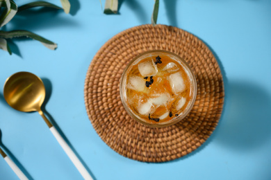 桌面上的杯子里的美味可口的冰蜜桃乌龙茶