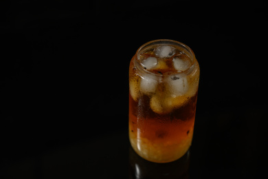 桌面上的杯子里的美味可口的冰蜜桃乌龙茶
