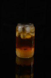 桌面上的杯子里的美味可口的冰蜜桃乌龙茶