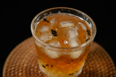桌面上的杯子里的美味可口的冰蜜桃乌龙茶