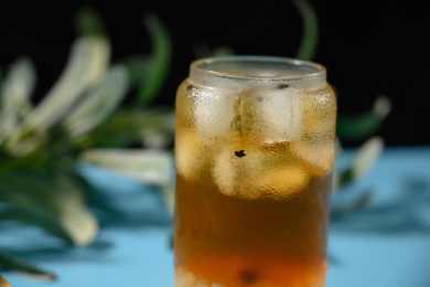 桌面上的杯子里的美味可口的冰蜜桃乌龙茶
