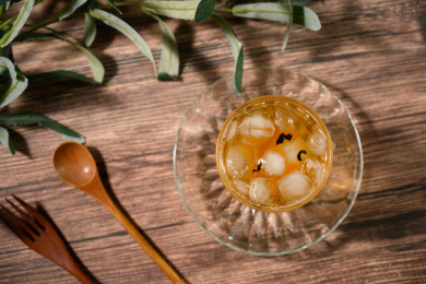 桌面上的杯子里的美味可口的冰蜜桃乌龙茶
