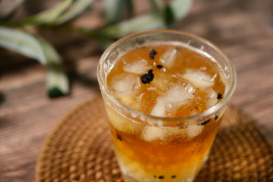 桌面上的杯子里的美味可口的冰蜜桃乌龙茶
