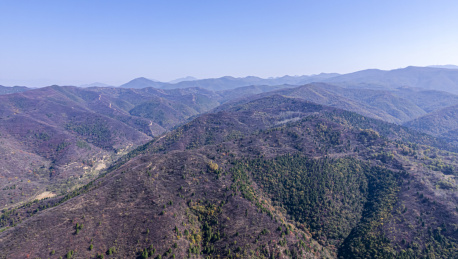 河南三门峡连绵山峰自然风光航拍摄影配图