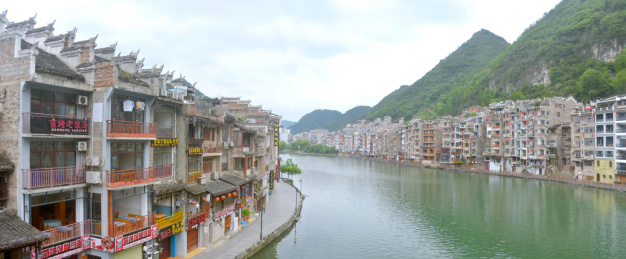 贵州镇远古城舞阳河两岸传统民居建筑全景