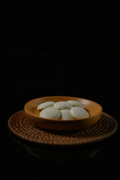 桌面上的盘子里的美味可口的白巧克力币