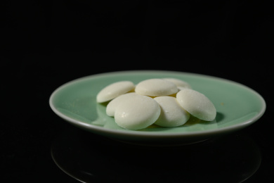 桌面上的盘子里的美味可口的白巧克力币