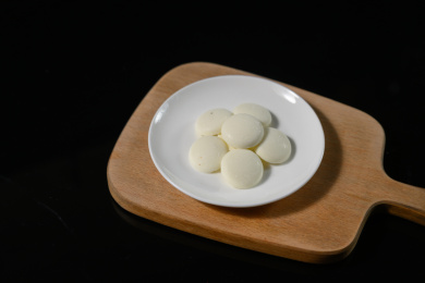 桌面上的盘子里的美味可口的白巧克力币