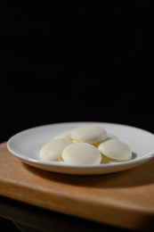 桌面上的盘子里的美味可口的白巧克力币