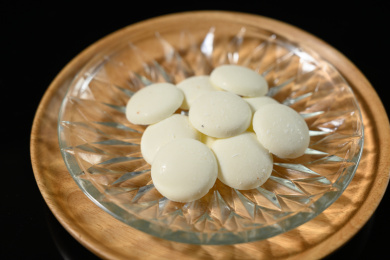 桌面上的盘子里的美味可口的白巧克力币