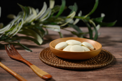 桌面上的盘子里的美味可口的白巧克力币