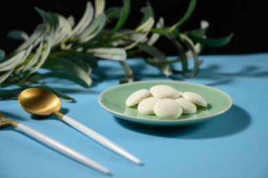 桌面上的盘子里的美味可口的白巧克力币