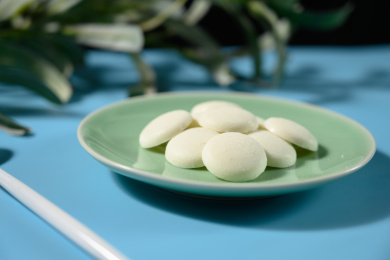 桌面上的盘子里的美味可口的白巧克力币