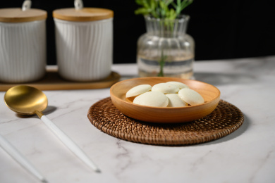 桌面上的盘子里的美味可口的白巧克力币