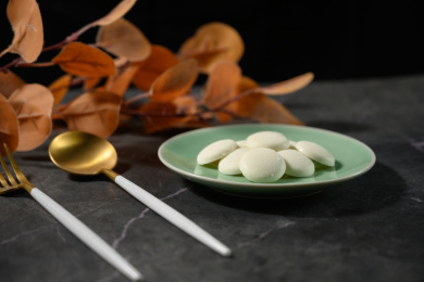 桌面上的盘子里的美味可口的白巧克力币