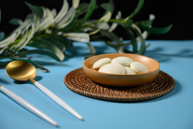 桌面上的盘子里的美味可口的白巧克力币