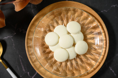 桌面上的盘子里的美味可口的白巧克力币