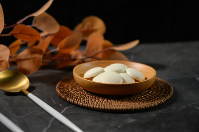 桌面上的盘子里的美味可口的白巧克力币