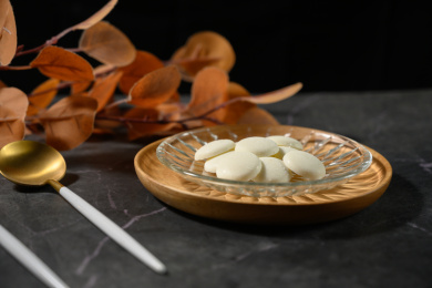 桌面上的盘子里的美味可口的白巧克力币