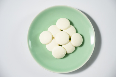 桌面上的盘子里的美味可口的白巧克力币