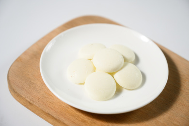 桌面上的盘子里的美味可口的白巧克力币