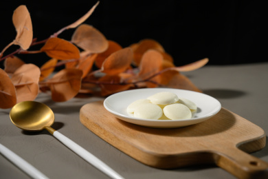 桌面上的盘子里的美味可口的白巧克力币