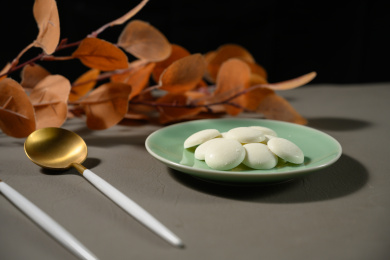 桌面上的盘子里的美味可口的白巧克力币