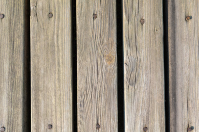 钉子并排固定的几块木板