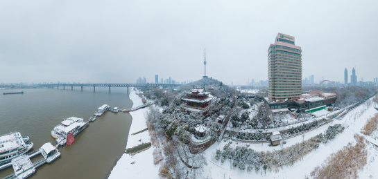 武汉汉阳江滩和南岸嘴公园雪景风光