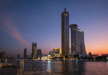 泰国曼谷湄南河码头游船城市商圈夜景风光