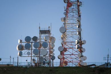 美国加州洛杉矶好莱坞标志旁边的信号塔