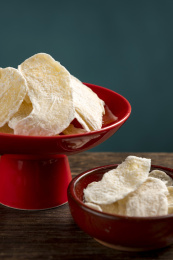 一盘糖姜摆放在桌面上特写