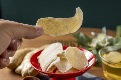 一盘糖姜摆放在桌面上特写