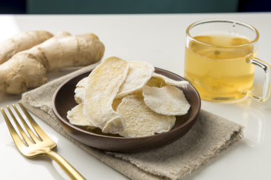 一盘糖姜摆放在桌面上特写