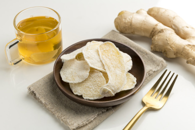 一盘糖姜摆放在桌面上特写