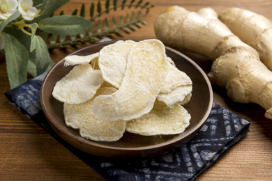 一盘糖姜摆放在桌面上特写