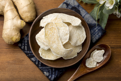 一盘糖姜摆放在桌面上特写