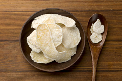 一盘糖姜摆放在桌面上特写