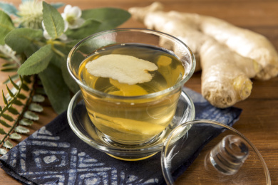 一盘糖姜摆放在桌面上特写